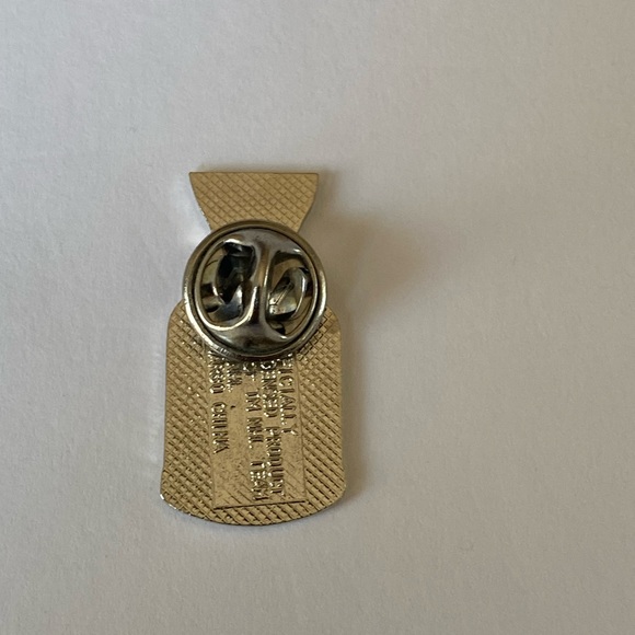 1996 Stanley Cup Champions Colorado Avalanche Officially Licensed Pin. - Picture 4 of 7